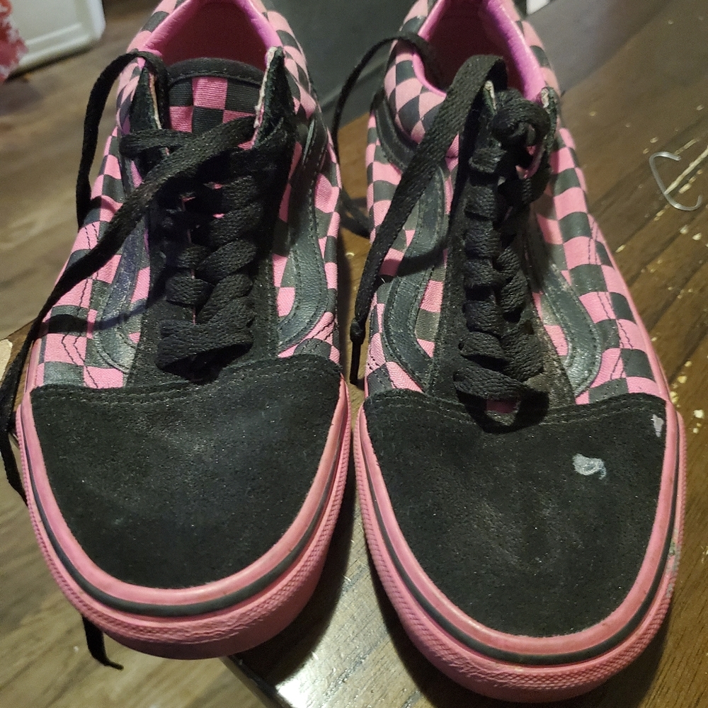 Selling pink and black Van size 8 on woman ans 6 on man